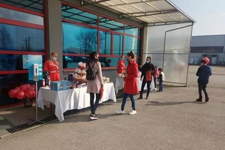 Održan humanitarni bazar za pomoć u liječenju Slobodana Kovačevića