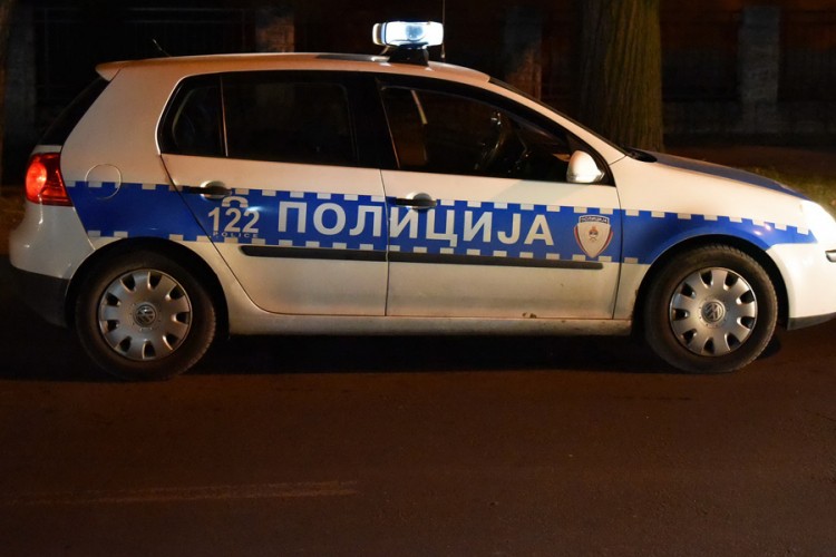 Potraga za vozačem: Pokušao udariti policajce, oštetio službeni pežo