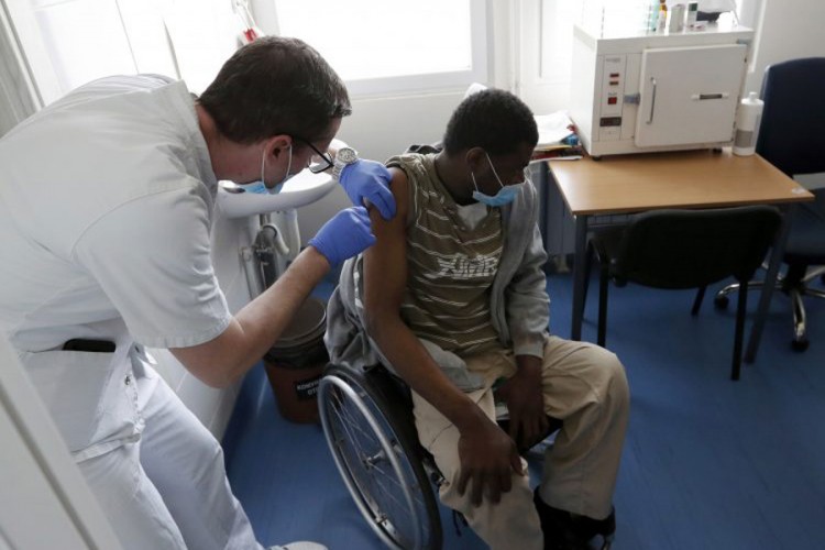 AP: Srbija prva u Evropi počela da vakciniše izbjeglice i migrante