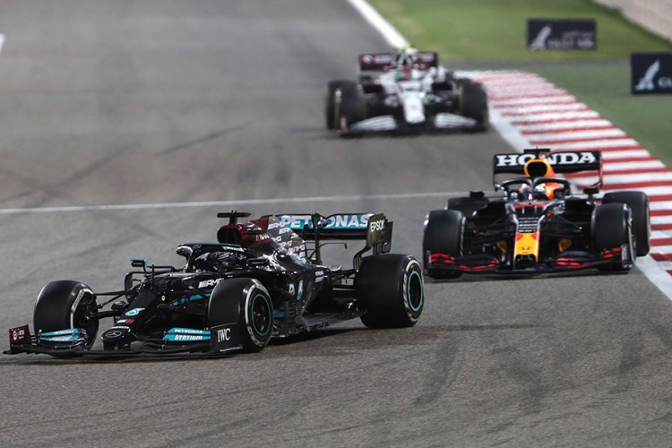 Hamilton slavio na startu nove sozone F1