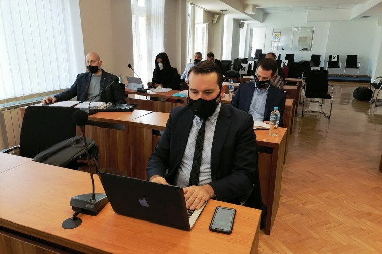 Opozicija u sali, pozicija kod kuće