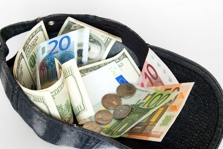 Dolar skače, evro klonuo