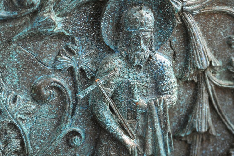 Obnovljen krst na oštećenom mozaiku spomenika Stefanu Nemanji