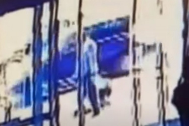Brutalno pretukao ženu na ulici i samo odšetao, kamere sve snimile