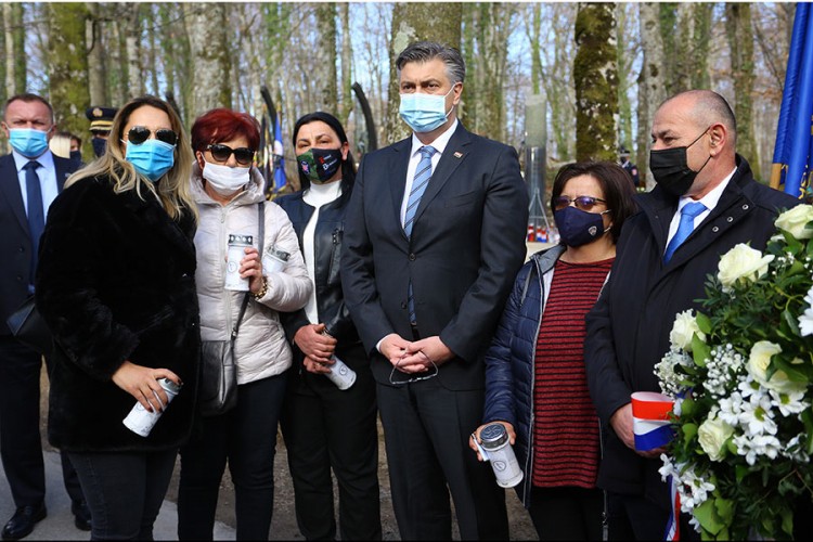 Plenković pozirao pored žene koja na maski ima ustaški pozdrav