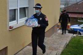 Policajci kupili poklone "Prijateljskoj kući"