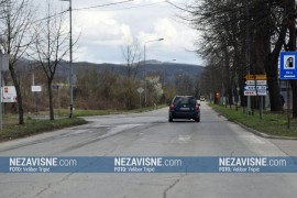 Pješaci prelaze preko nevidljivih zebri