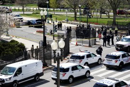Automobilom udario policajce kod Kapitola, zgrada zatvorena