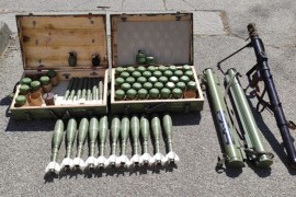Nakon smrti člana porodice u garaži našao arsenal oružja i predao ...