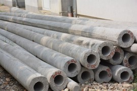 Ukrali deset betonskih bandera u Derventi