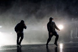 Ponovo neredi u Belfastu, demonstranti gađali policiju