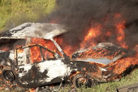 Ukrali auto, izazvali udes pa zapalili vozilo