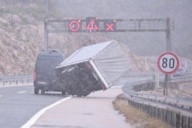 Vjetar prevrnuo prikolicu na autoputu