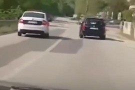 Snimio policiju kako pretiče na punoj liniji pa i on krenuo za njima