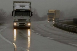Vozači oprez zbog poledice, mokrog kolovoza i magle
