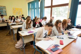 Srednjoškolci i studenti ponovo u klupama