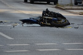 Motor udario u stub, povrijeđeni vozač i suvozač