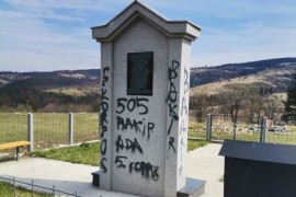 Oskrnavljen spomenik poginulim borcima