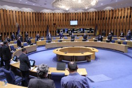 Ministar predloži zakon pa u parlamentu glasa za njega