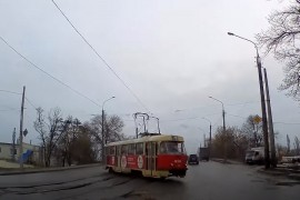 Tramvaj iskočio iz šina i klizao ka autu, vozač vješto izbjegao udes