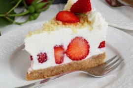 Nepečena torta s jagodama