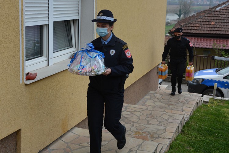 Policajci kupili poklone "Prijateljskoj kući"