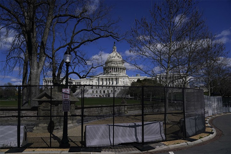 Pelosi: Zastave na pola koplja zbog ubijenog policajca