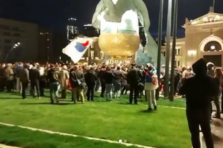 Ponovo igrali kolo oko spomenika Stefanu Nemanji