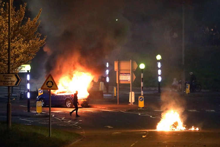 Ponovo neredi u Sjevernoj Irskoj, molotovljevim koktelima na policiju