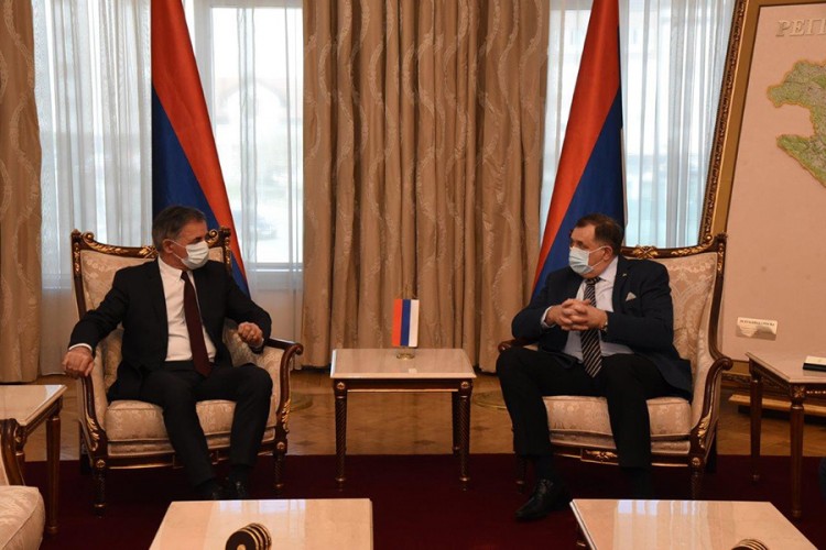 Dodik sa Pupovcem: RS će finansirati izgradnju deset montažnih kuća