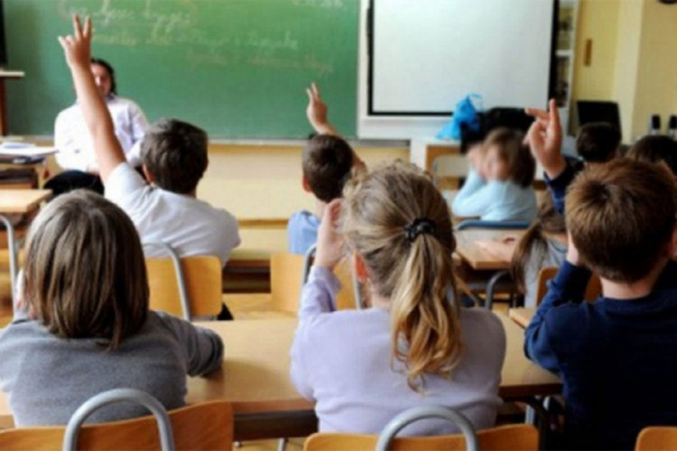 Učenici nižih razreda se vraćaju u klupe