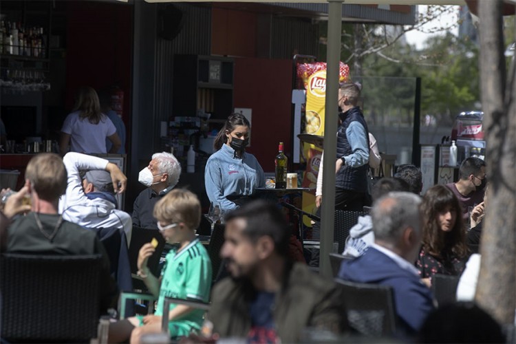 Dolasci stranih turista u Španiju opali za 93,6 odsto