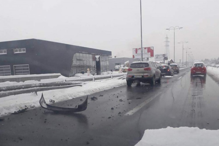 Jedna osoba povrijeđena u sudaru nekoliko vozila