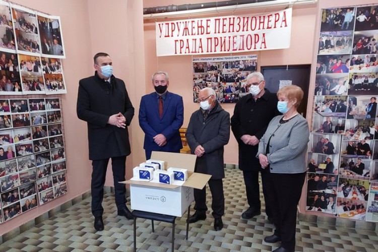 Gradonačelnik Prijedora poklonio 10.000 zaštitnih maski