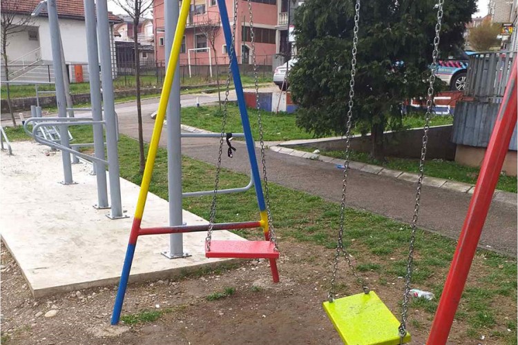 Oštećena oprema na četiri dječja igrališta
