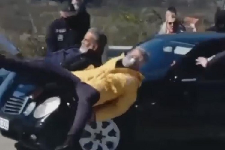 Incident u Crnoj Gori: Građani presreli vladin mercedes