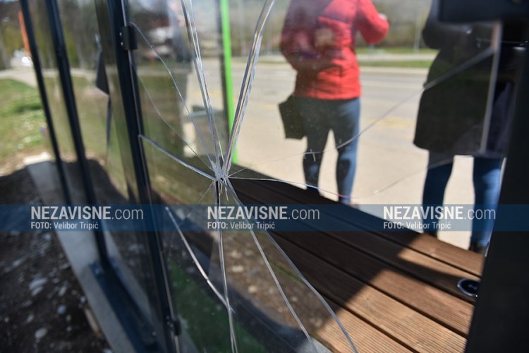 Razbijena stakla na pametnom stajalištu u Banjaluci