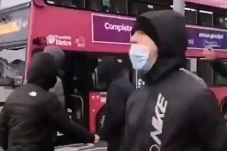 Objavljen snimak kako su demonstranti zapalili autobus