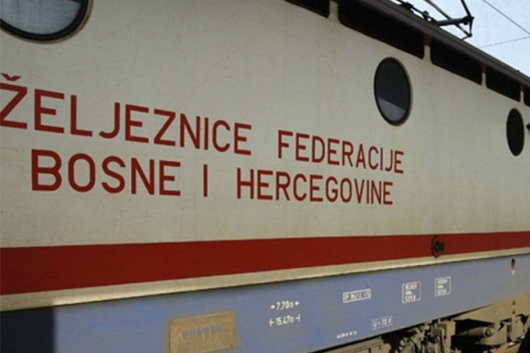Jedna osoba poginula u sudaru auta i voza kod Živinica