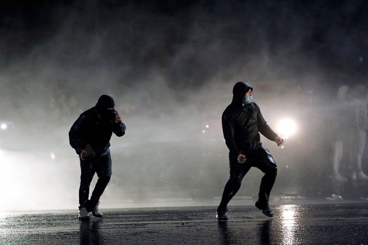 Ponovo neredi u Belfastu, demonstranti gađali policiju