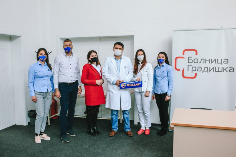 Podrška za naše heroje, Mozzart donirao voće medicinarima u Gradišci