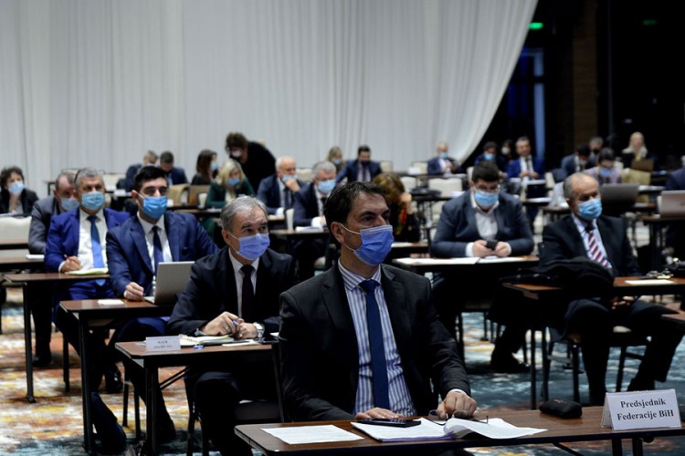 Funkcioneri u dvije fotelje treba da se odreknu jedne