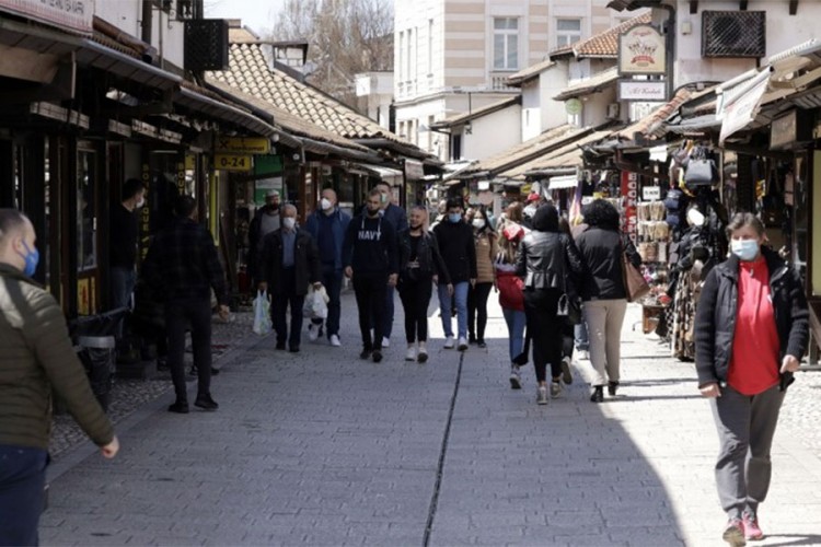 Ugostitelji pripremaju bašte, Sarajlije uživaju na suncu