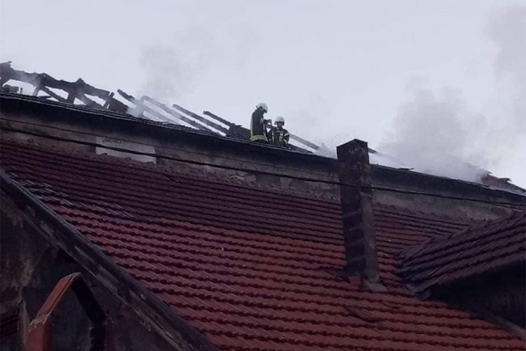 Uhapšeni zbog podmetanja požara u kojem je 10 porodica ostalo bez doma