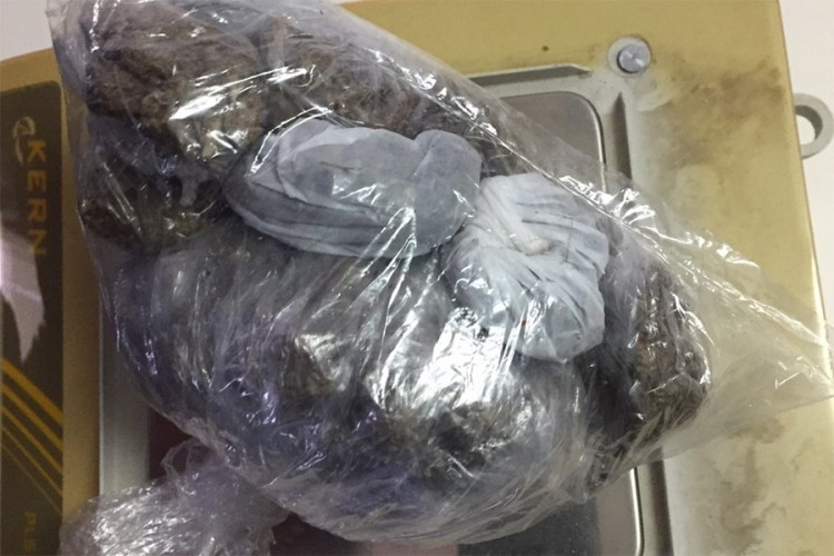 Uhapšene dvije osobe, pronađena droga i oružje