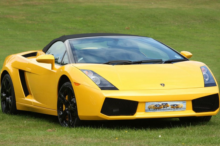Youtuber pokušao jednim Lamborghinijem preskočiti drugi