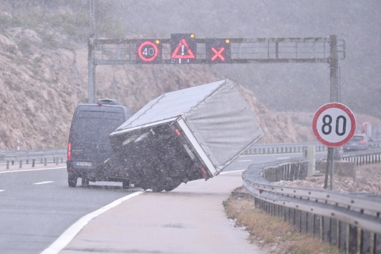 Vjetar prevrnuo prikolicu na autoputu