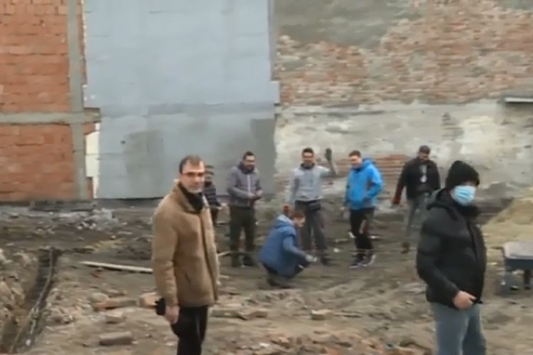 Ostao bez kuće u požaru, komšije mu za dva mjeseca napravile novu