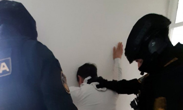 Tražili pedofila, našli naoružanu braću