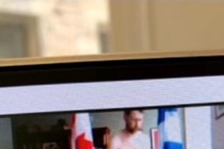 Poslanik potpuno go na onlajn sastanku parlamenta